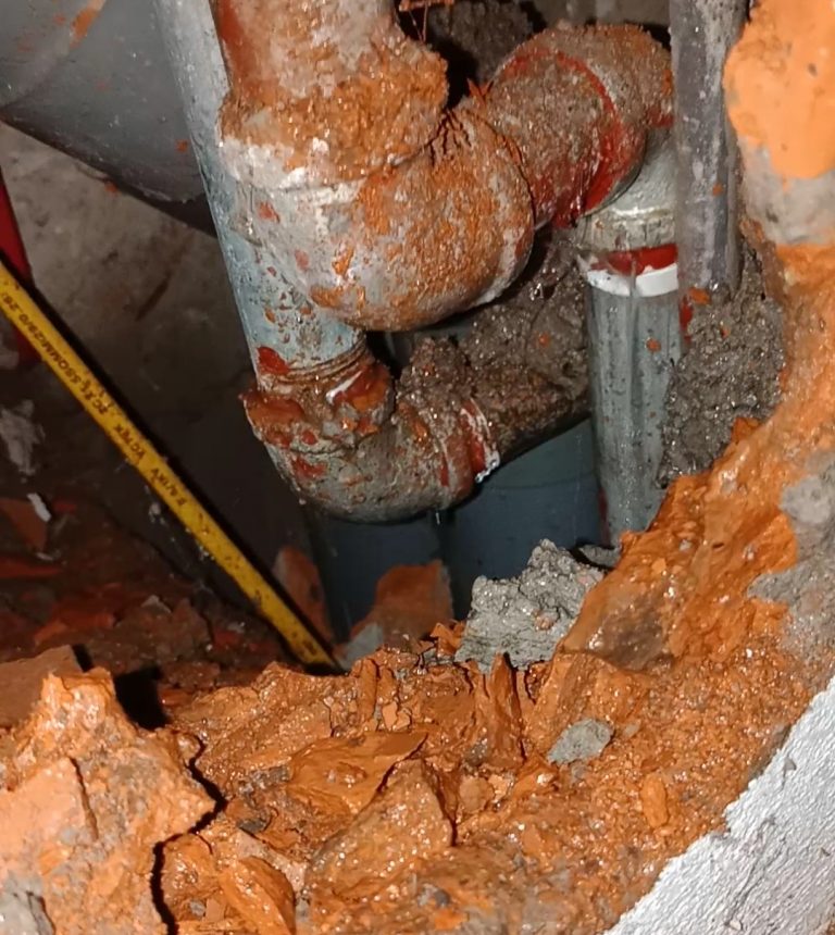 Thợ sửa đường ống nước bị thủng tại Hải Phòng