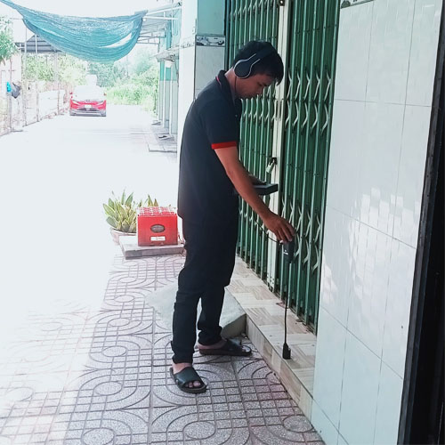 Kỹ thuật viên đang sử dụng máy dò âm hiện đại để xác định vị trí rò rỉ mà không cần đục phá