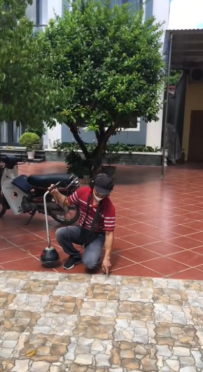 Kỹ thuật viên kiểm tra rò rỉ nước ngầm tại nhà dân ở Hải Phòng bằng thiết bị siêu âm hiện đại
