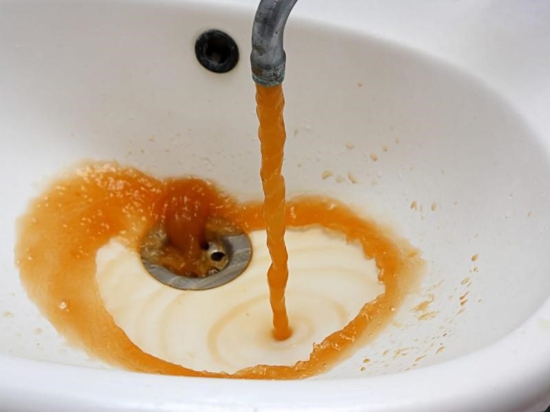 Đường ống nước bị rỉ sét và đóng cặn nghiêm trọng, ảnh hưởng đến chất lượng nước sinh hoạt