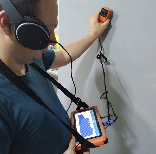 Thiết bị siêu âm hiện đại giúp xác định chính xác vị trí rò rỉ trong tường